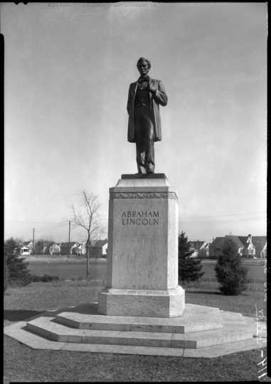 Statue of Abraham Lincoln on Victory Memorial Drive