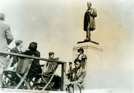 Unveiling the Abraham Lincoln statue at Victory Memorial Drive