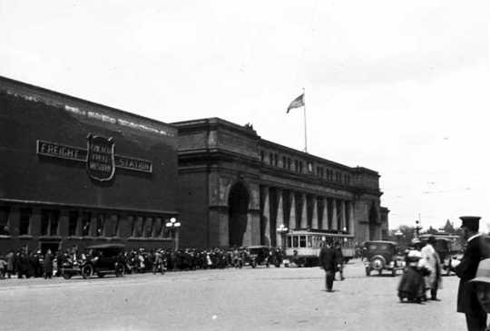 Black and white photograph of the Great Northern Depot (right) and Chicago Great Western Freight Station (left), Minneapolis, c.1918.