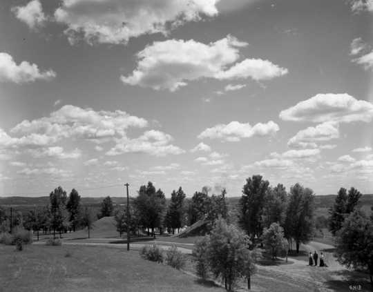 Black and white photograph of Mounds Park, 1910. 