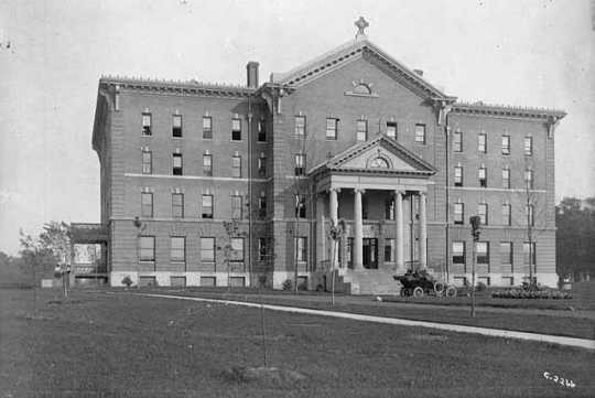 Black and white photograph of Derham Hall at St. Catherine’s College in St. Paul, 1915. Photographed by Charles P. Gibson.