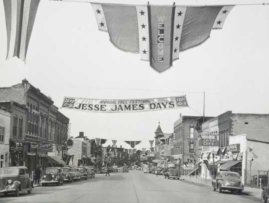 Black and white photograph of Downtown Northfield during Jesse James Days, 1948. Photographed by Bill Seaman.
