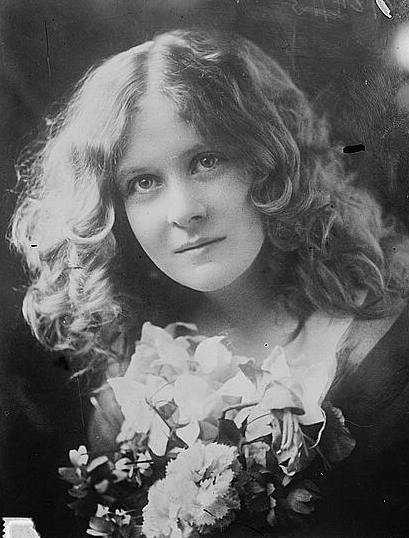 Black and white publicity photograph of Florence Macbeth taken on June 24, 1913.