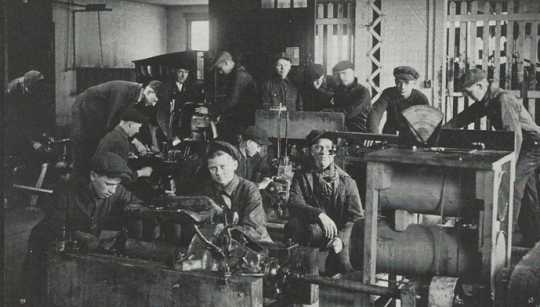 Black and white photograph of students during a NWSA shop class, 1910.