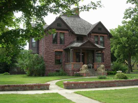 Color image of the Hinkly House, built in 1892 by R. B. Hinkly using Sioux quartzite mined from a quarry where the Blue Mounds State Park is located, 2007. 