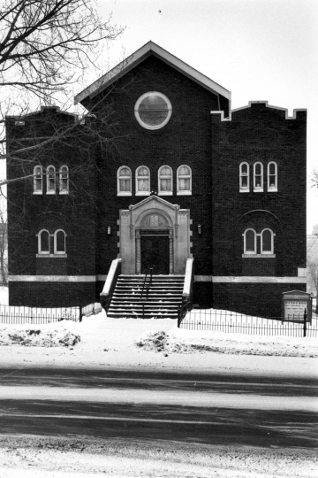 Black and white photograph of the exterior of Tifereth Israel Synagogue in Duluth. Tifereth Israel merged with Temple Emanuel in 1969 to form Temple Israel.