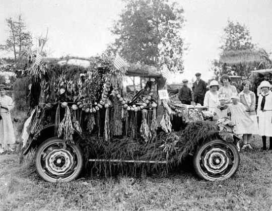 Photograph of Farm Bureau parade float