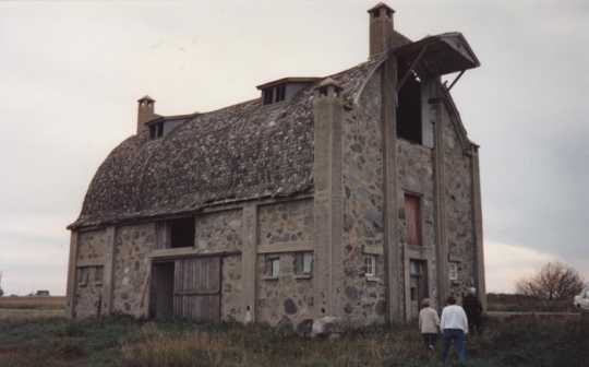 Color image of Schott Barn with its roof intact, c.1985.