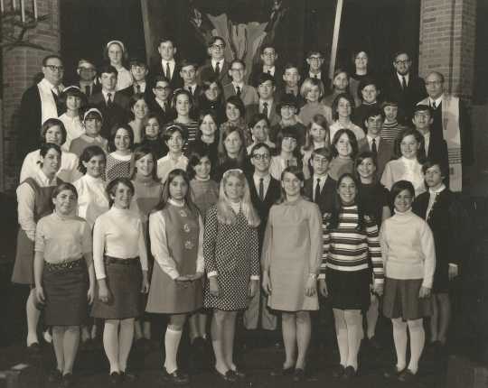 Black-and-white photograph of Temple of Aaron's 1968 confirmation class.