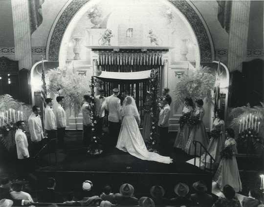 Black and white photograph of a wedding held at Tifereth B’nai Jacob Congregation in Minneapolis c.1950.