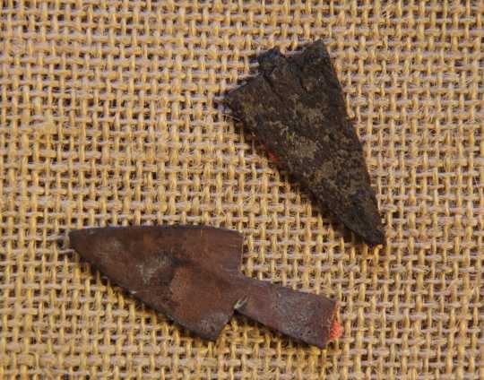 Color image of wo metal projectile points from the Réaume site, 2012.