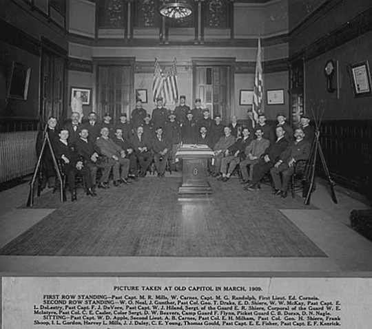 Black and white photograph of a Grand Army of the Republic meeting at the second state capitol, 1909.
