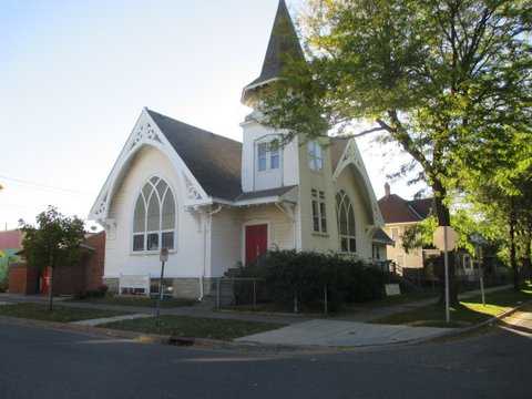 Color image of University Avenue Congregational Church designed in 1907. Despite its name, the address is 507 Victoria, between University and Sherburne, in Frogtown. Photograph by Paul Nelson, October 14, 2014.