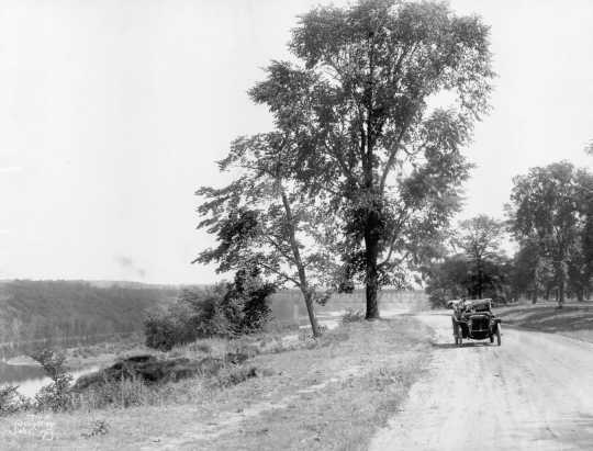 Black and white photograph of West River Parkway in Minneapolis, c.1910