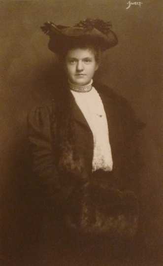 Black and white photograph of Frances E. Andrews, ca. 1907. From the Ernest Oberholtzer papers, Manuscript Collection, Minnesota Historical Society.