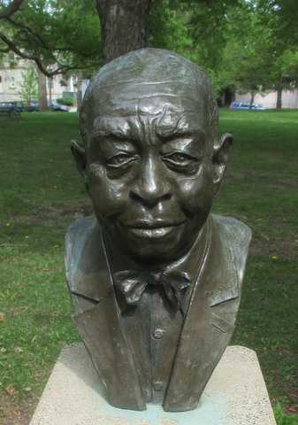 Color image of a bust of Frank Boyd in St. Paul’s Frank Boyd Park, 2016.