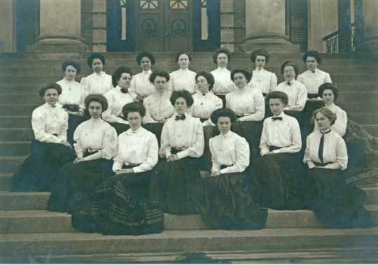 Black and white photograph of St. Catherine’s College, class of 1908, on the steps of Derham Hall.