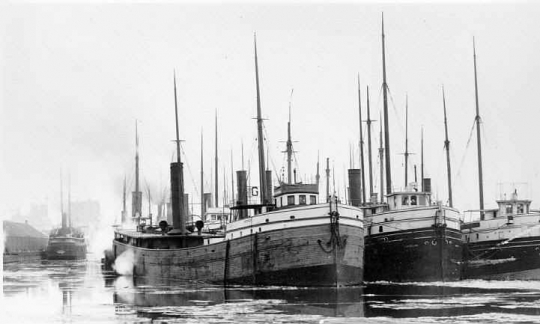 Black and white photograph of the the Hesper at Manitowoc, c.1900