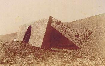 Black and white photograph of the Northern Pacific Railway’s collapsed concrete archway, 1909.