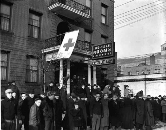 A crowd watches a fire at the Marlborough Apartment Hotel, Minneapolis