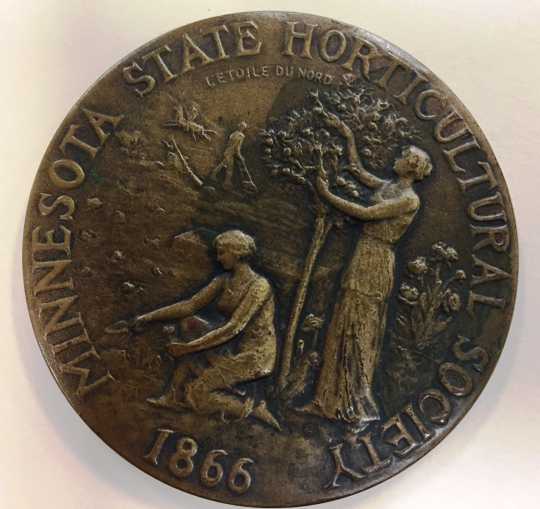 Minnesota State Horticultural Society bronze medal awarded to Professor W. H. Alderman, University of Minnesota, for advancing the art and science of fruit growing and leadership in all horticultural activities, 2016. Photographed by Mary Laine