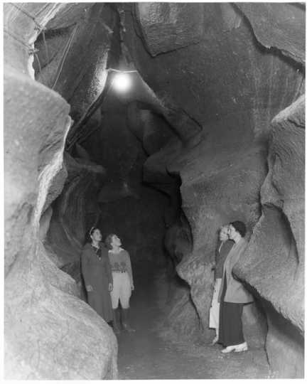 Photo of "flirtation walk" at Niagara Cave