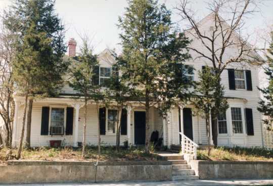 Front of the Shaw-Hammons House, 1987. Photographer unknown. Used with the permission of Anoka County Historical Society.