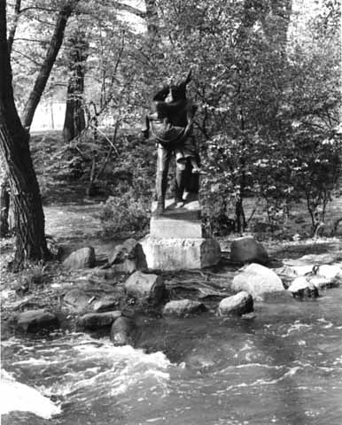 Statue of Hiawatha and Minnehaha, Minnehaha Park