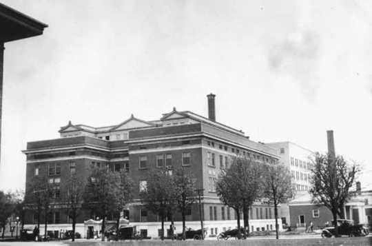 Black and white photograph of Mayo Clinic, Rochester, 1915.