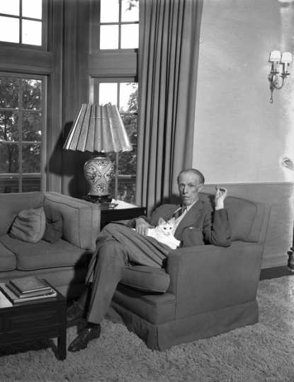 Black and white photograph of Sinclair Lewis, photographed by the Minneapolis Star Tribune, 1945.