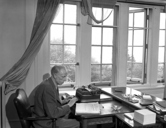 Black and white photograph of Sinclair Lewis photographed by Ted Miller, June 13, 1944.