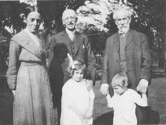 Black and white photograph of Sarah Hubbard Heywood Folwell, Charles M. Loring, and William Watts Folwell, with Margaret and Fritz Chute, 1915.
