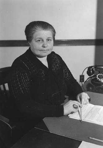 Anna Dickie Olesen, 1937.