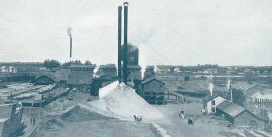 Postcard depicting the sawmill at Crookston, 1912.