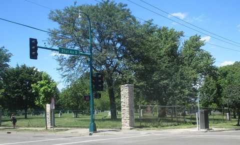 Color image of the southeast corner of Pioneers and Soldiers Memorial Cemetery Cemetery, at the corner of East Lake Street and Twenty-first Avenue South in Minneapolis, 2016. Photographed by Paul Nelson.