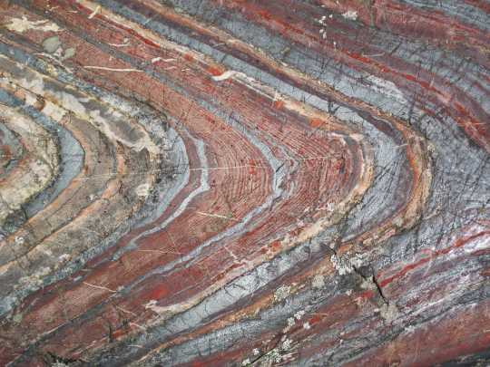 Color image of a Jaspilite-banded iron formation in the Stuntz Bay Road outcrop, Soudan Underground State Park, Soudan, June 10, 2015. Photograph by Wikimedia Commons user James St. John. 