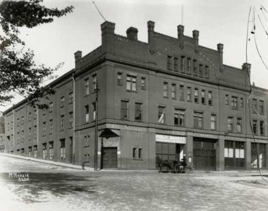 Black and white photograph of Duluth’s Third Regiment Armory, a predecessor of the larger National Guard armory built in 1915. Photographed by Hugh McKenzie c. 1915.