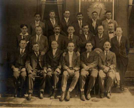 Black and white photograph of members of the Minneapolis Workmen's Circle, c.1920. 